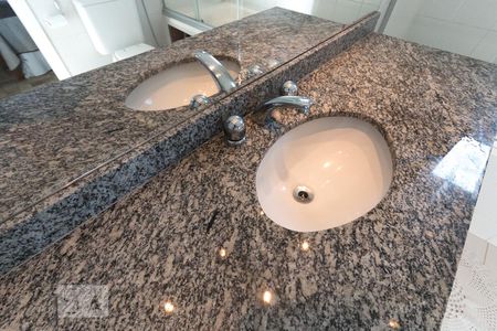 Apartamento à venda com 115m², 3 quartos e 2 vagasBanheiro da suíte 