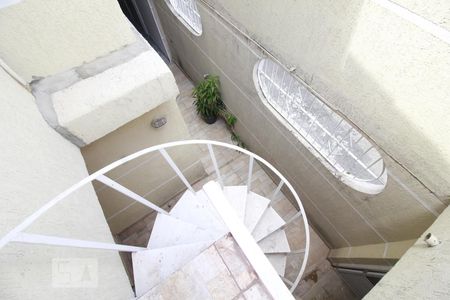 Escadas de casa para alugar com 3 quartos, 230m² em Vila Progredior, São Paulo