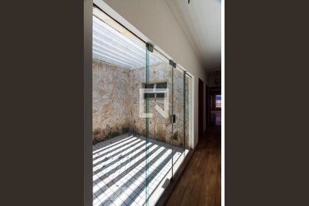 Casa à venda com 450m², 3 quartos e 6 vagasCorredor - Jardim de Inverno