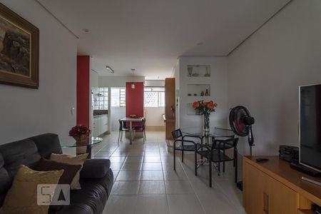 Sala de casa para alugar com 2 quartos, 84m² em Santa Tereza, Belo Horizonte