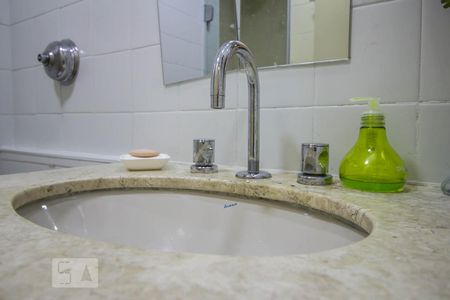 Banheiro social detalhe de apartamento para alugar com 2 quartos, 75m² em Sumarezinho, São Paulo