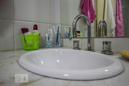 Apartamento para alugar com 75m², 2 quartos e 2 vagasBanheiro suíte detalhe