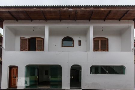 Casa à venda com 750m², 4 quartos e 6 vagas Casa à venda com 750m², 4 quartos e 6 vagasFundos