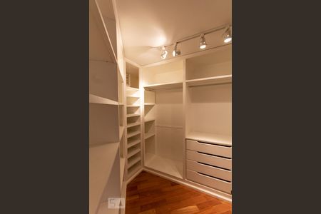 Apartamento à venda com 430m², 4 quartos e 5 vagasSuíte Máster (closet)