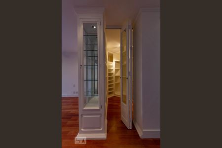 Apartamento à venda com 430m², 4 quartos e 5 vagasSuíte Máster (closet)