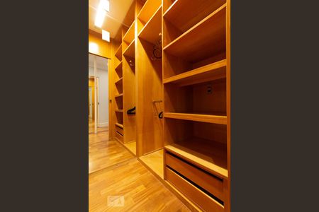 Apartamento à venda com 200m², 3 quartos e 4 vagas Apartamento à venda com 200m², 3 quartos e 4 vagasSuíte 2 (closet)