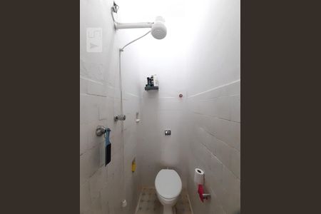 Casa para alugar com 320m², 8 quartos e 4 vagas Casa para alugar com 320m², 8 quartos e 4 vagasBanheiro de Serviço