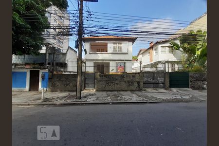 Casa para alugar com 320m², 8 quartos e 4 vagas Casa para alugar com 320m², 8 quartos e 4 vagasFachada