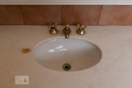 Apartamento para alugar com 380m², 3 quartos e 4 vagasDetalhe do banheiro da suíte 2