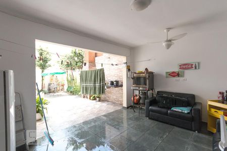 Casa à venda com 135m², 3 quartos e 4 vagasQuintal dos fundos 