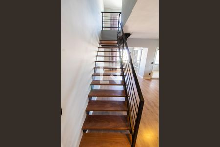 Escada de apartamento para alugar com 2 quartos, 110m² em Cambuí, Campinas