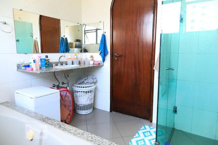 Casa à venda com 500m², 3 quartos e 4 vagasBanheiro da suíte 2