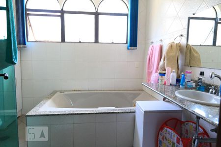 Casa à venda com 500m², 3 quartos e 4 vagasBanheiro da suíte 2