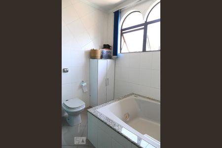 Casa à venda com 500m², 3 quartos e 4 vagasBanheiro da suíte 2