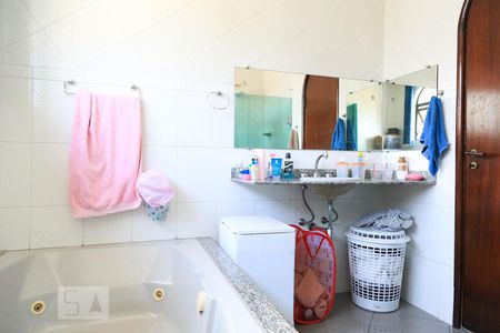 Casa à venda com 500m², 3 quartos e 4 vagasBanheiro da suíte 2