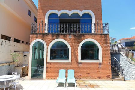 Casa à venda com 500m², 3 quartos e 4 vagasFundos da casa