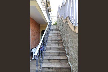 Casa à venda com 500m², 3 quartos e 4 vagasEscada de acesso à piscina