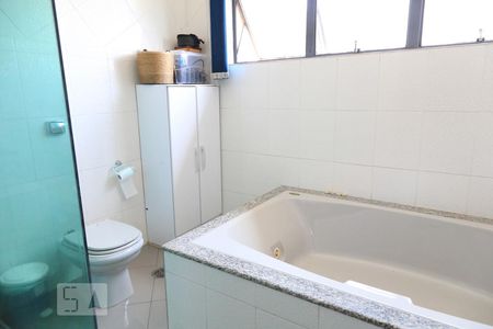 Casa à venda com 500m², 3 quartos e 4 vagasBanheiro da suíte 2