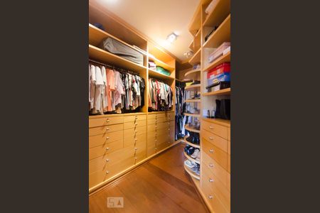 Casa para alugar com 270m², 4 quartos e 4 vagasSuíte