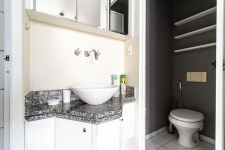 Banheiro de kitnet/studio para alugar com 1 quarto, 40m² em Consolação, São Paulo