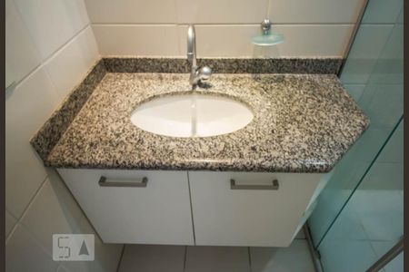 Banheiro social detalhe de apartamento para alugar com 1 quarto, 28m² em Pinheiros, São Paulo