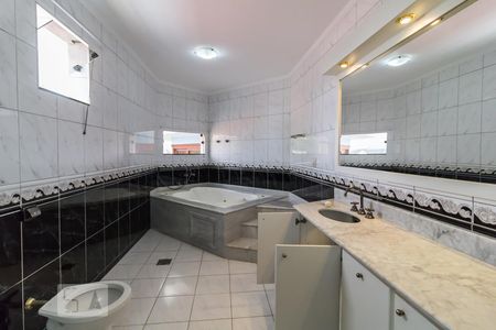 Casa à venda com 650m², 3 quartos e 7 vagasBanheiro da Suíte 2