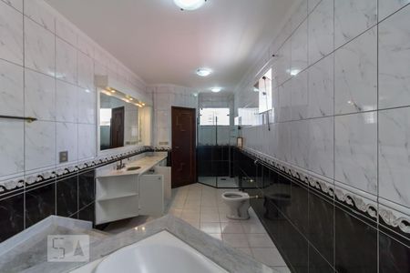 Casa à venda com 650m², 3 quartos e 7 vagasBanheiro da Suíte 2