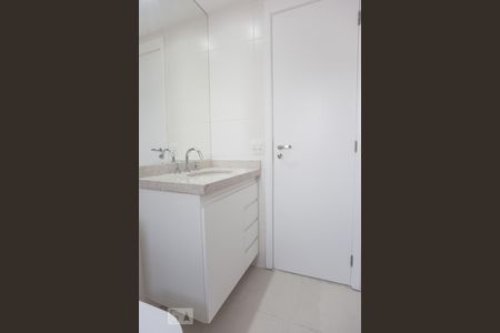 Banheiro da suíte de apartamento à venda com 1 quarto, 57m² em Cambuí, Campinas