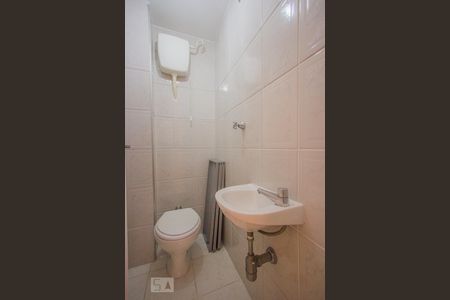 Banheiro de Serviço de apartamento para alugar com 3 quartos, 79m² em Vila Sofia, São Paulo