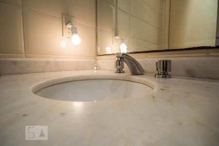 Apartamento para alugar com 60m², 1 quarto e 2 vagas Apartamento para alugar com 60m², 1 quarto e 2 vagasBanheiro social detalhe