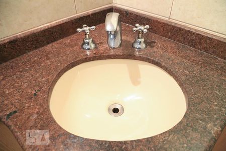 Casa à venda com 600m², 5 quartos e 3 vagasBanheiro da suíte 4