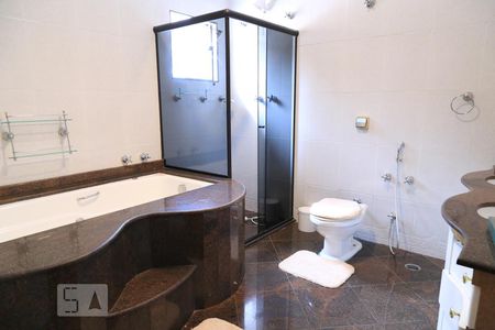 Casa à venda com 600m², 5 quartos e 3 vagasBanheiro da suíte 1