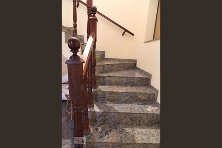 Casa à venda com 600m², 5 quartos e 3 vagasEscada de acesso  para as suítes