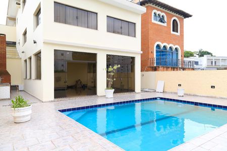 Casa à venda com 600m², 5 quartos e 3 vagasFundos da casa