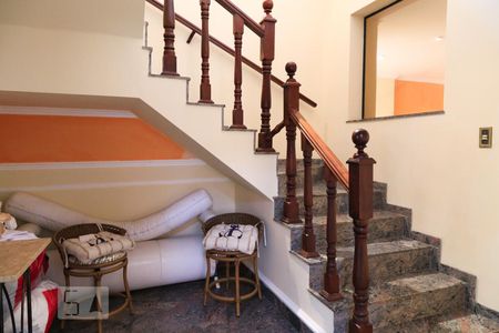 Casa à venda com 600m², 5 quartos e 3 vagasEscada de acesso  para as suítes