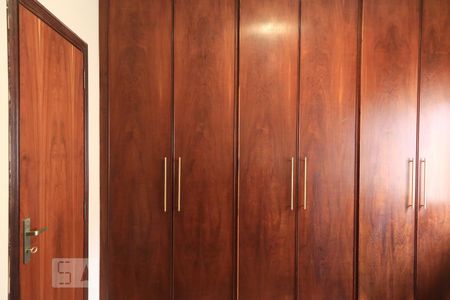 Casa à venda com 600m², 5 quartos e 3 vagasEscritório e armários da suíte 1