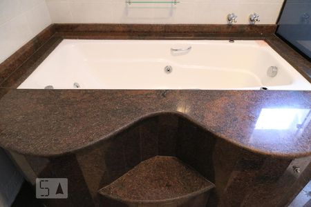 Casa à venda com 600m², 5 quartos e 3 vagasBanheiro da suíte 1