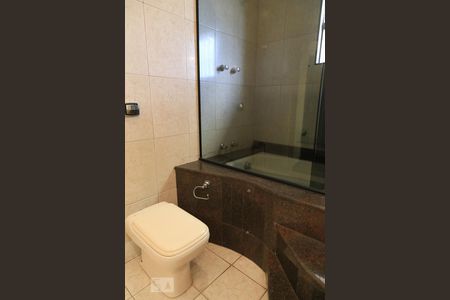 Casa à venda com 600m², 5 quartos e 3 vagasBanheiro da suíte 4