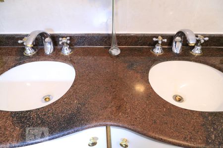 Casa à venda com 600m², 5 quartos e 3 vagasBanheiro da suíte 1