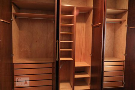 Casa à venda com 600m², 5 quartos e 3 vagasEscritório e armários da suíte 1