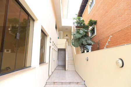 Casa à venda com 600m², 5 quartos e 3 vagasCorredor lateral de acesso à garagem e área de serviço