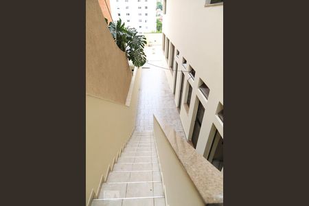 Casa à venda com 600m², 5 quartos e 3 vagasEscada de acesso à garagem