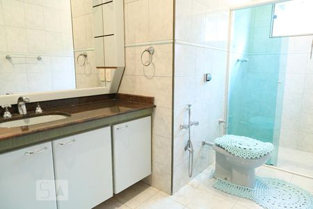 Casa à venda com 600m², 5 quartos e 3 vagasBanheiro da suíte 2