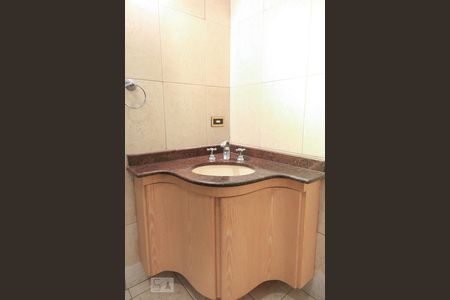 Casa à venda com 600m², 5 quartos e 3 vagasBanheiro da suíte 4