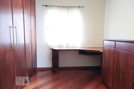 Casa à venda com 600m², 5 quartos e 3 vagasEscritório e armários da suíte 1