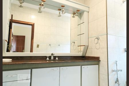 Casa à venda com 600m², 5 quartos e 3 vagasBanheiro da suíte 2