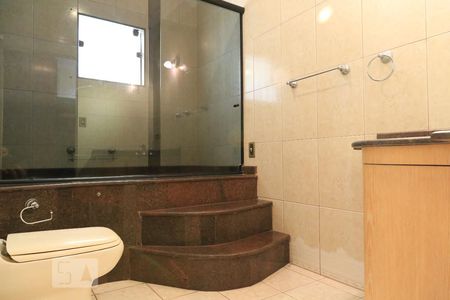 Casa à venda com 600m², 5 quartos e 3 vagasBanheiro da suíte 4