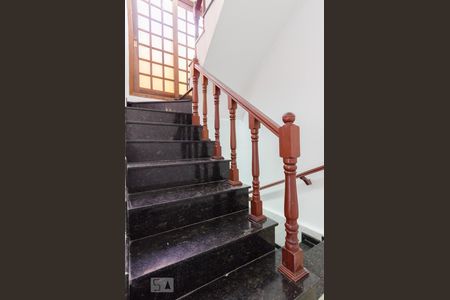 Casa à venda com 266m², 3 quartos e 4 vagasEscada