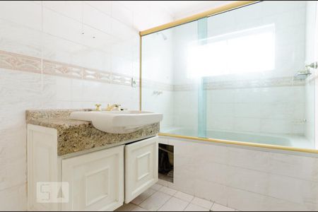 Casa à venda com 266m², 3 quartos e 4 vagasBanheiro da Suíte