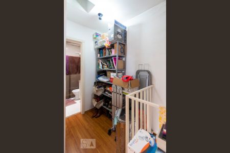 Corredor da escada de casa para alugar com 2 quartos, 74m² em Vila Monte Alegre, São Paulo